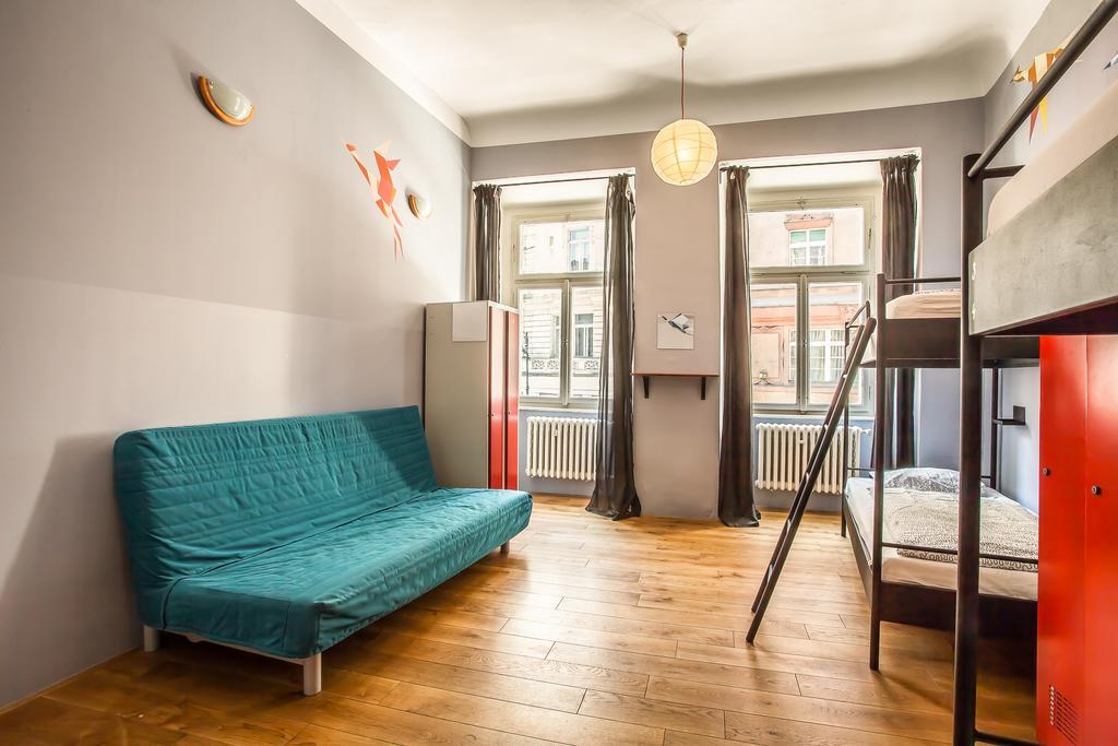 Ahoy! Hostel Прага Экстерьер фото