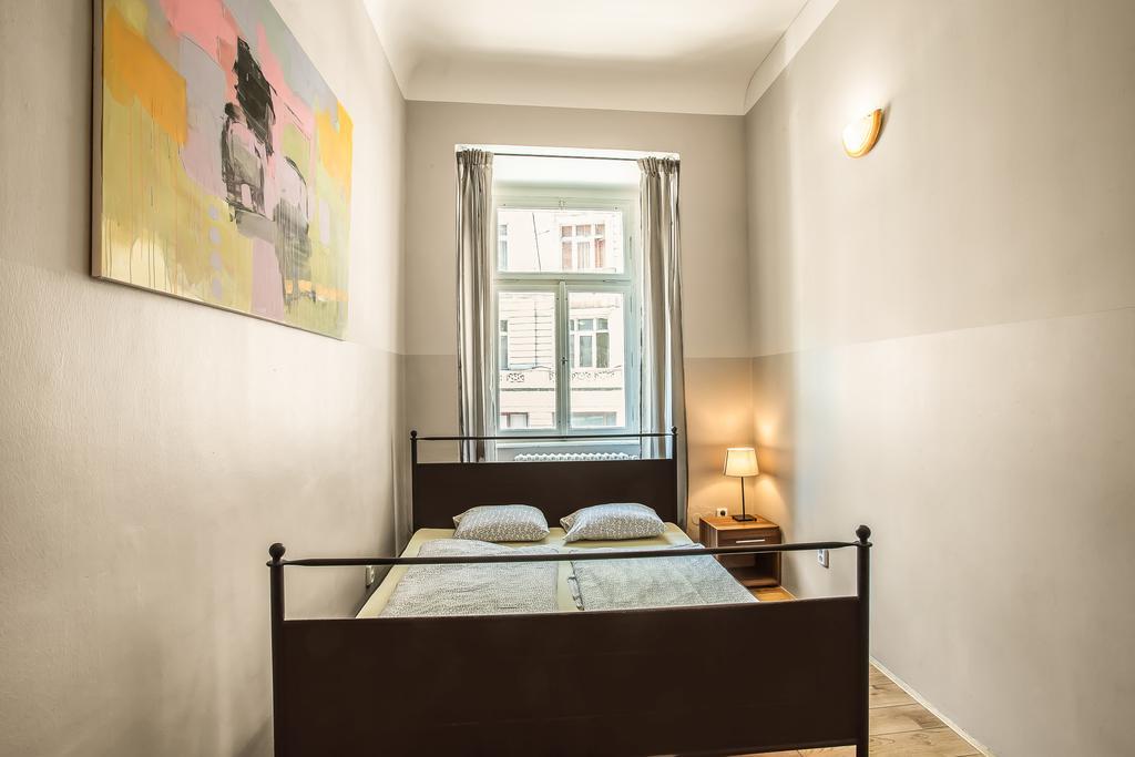 Ahoy! Hostel Прага Экстерьер фото